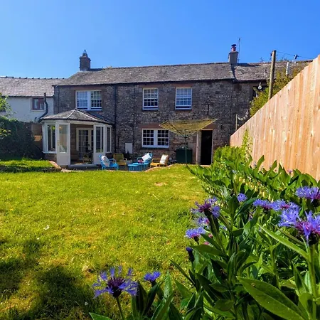 Дом отдыха Maple Cottage, Stylish For 6 Near The District *